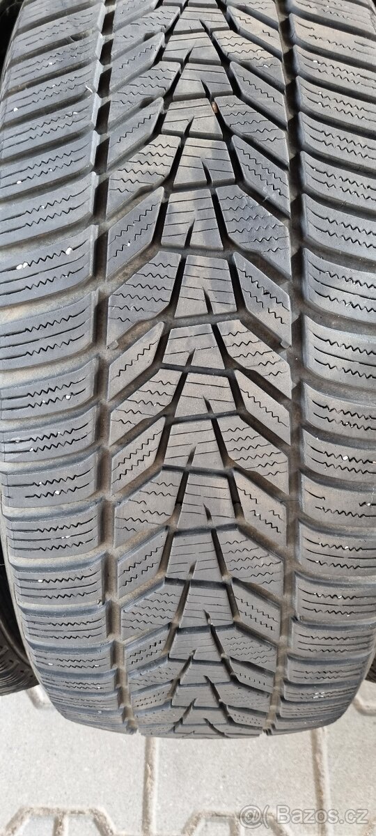Prodam zimni pneu Hankook 235-45/19