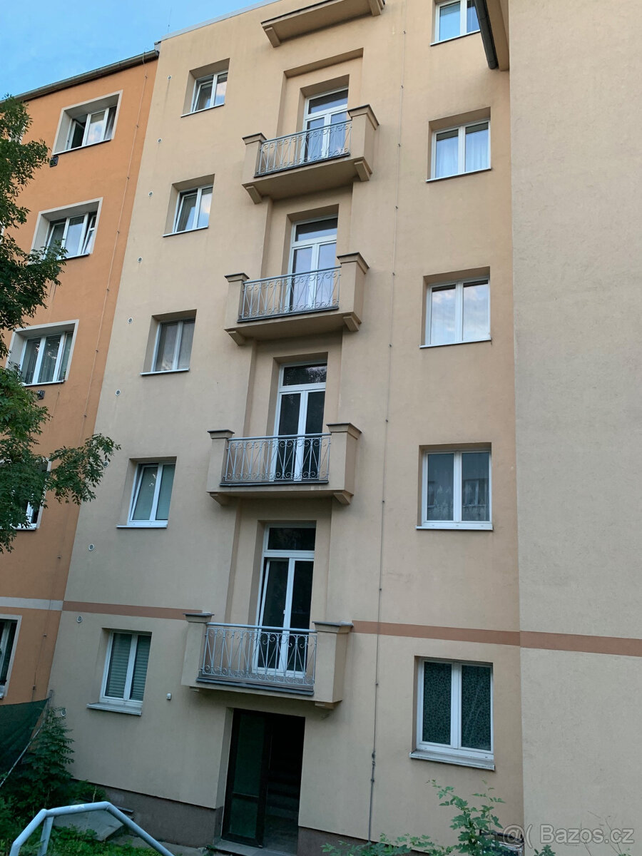 Prodáme 4 ks plastová okna v mezipatrech a 1 ks plastové vch
