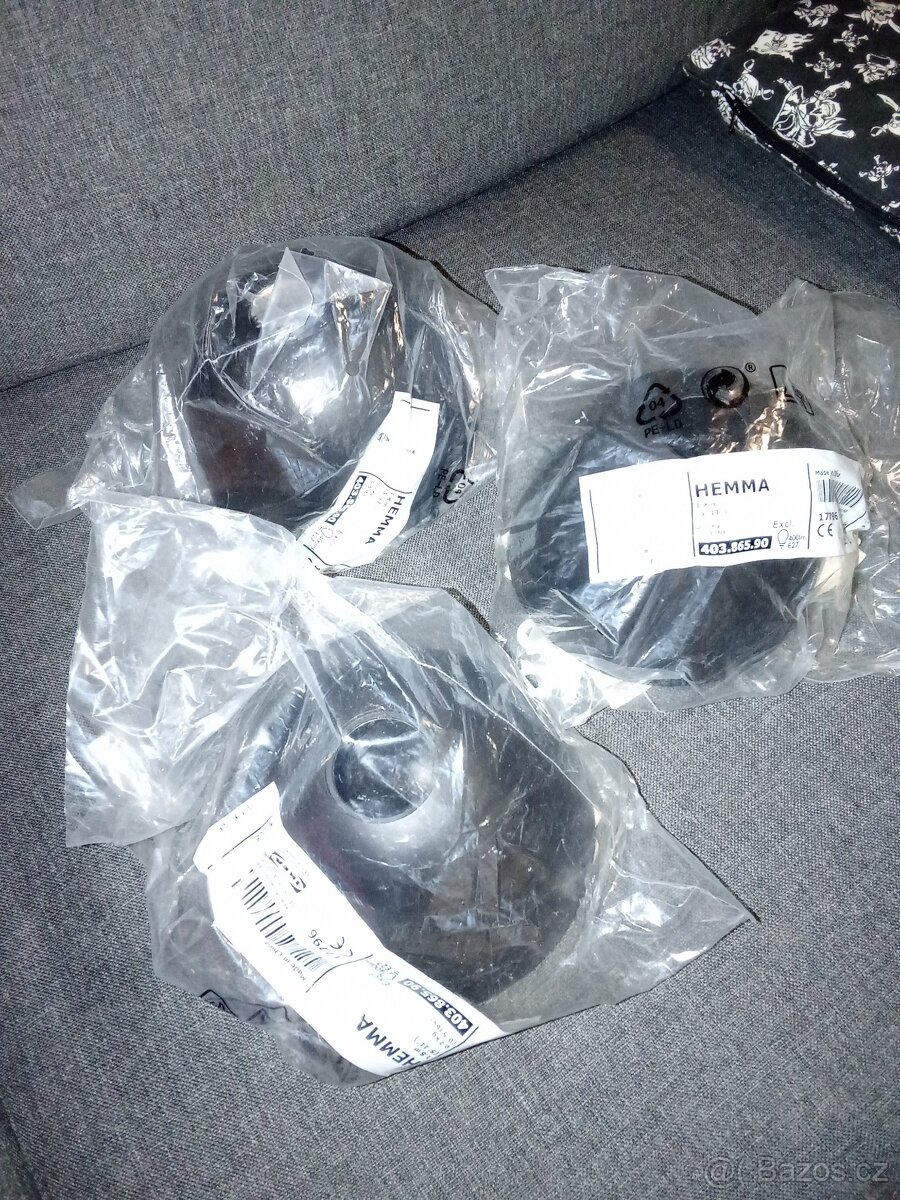 uchycení a kabel pro lustry Hemma z Ikey, 3 kusy, černé.