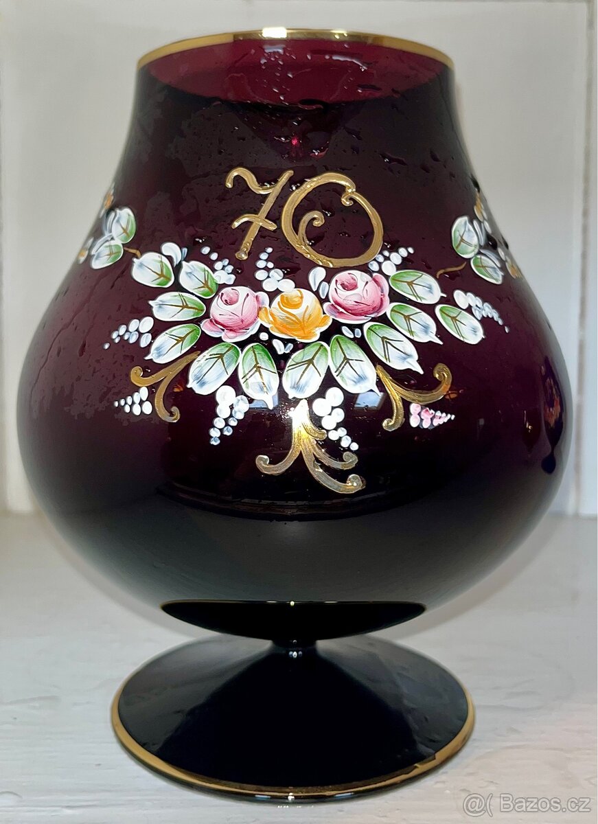 Váza z rubínového skla s bohatou květinovou