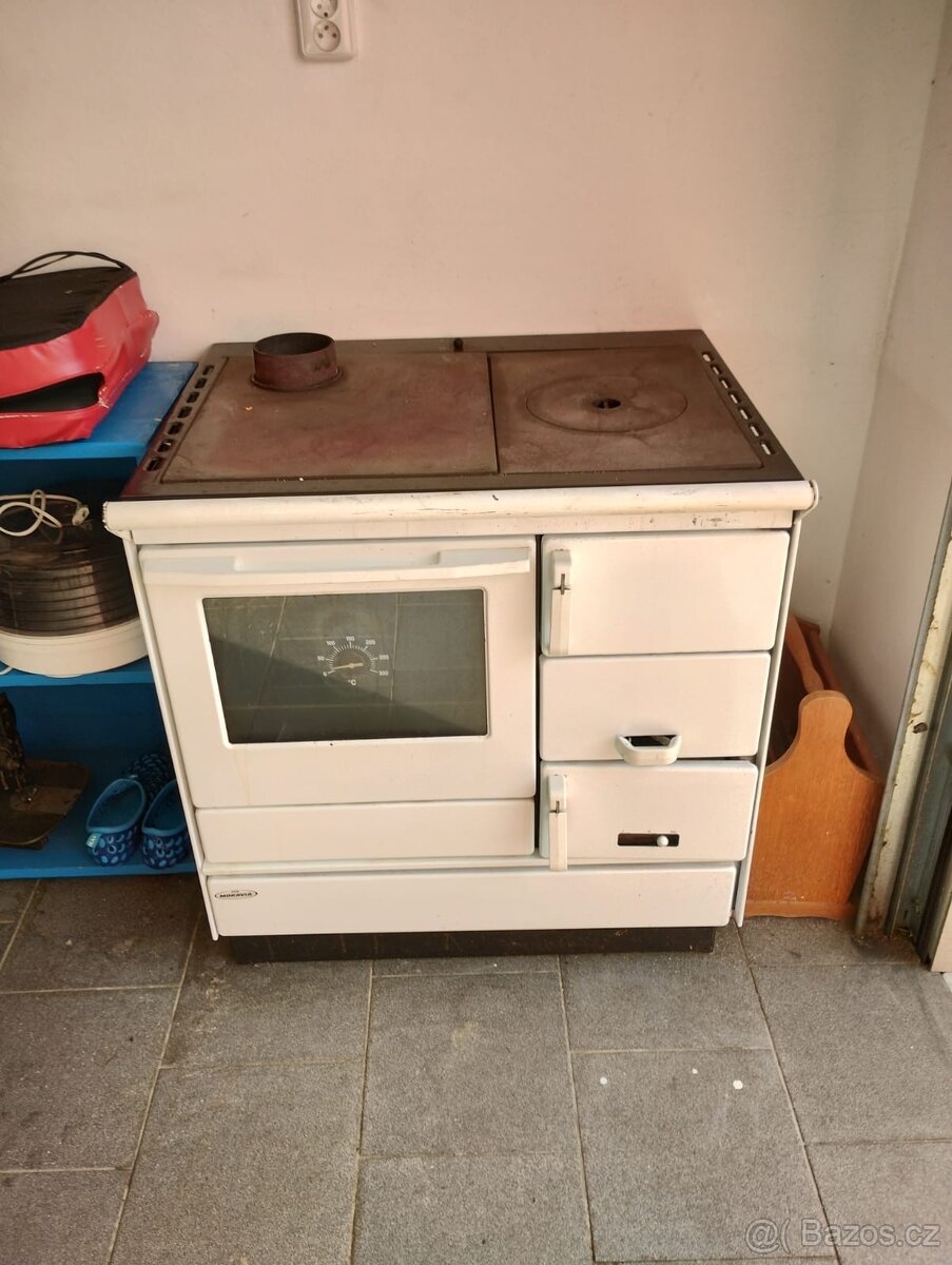 Kamna značka Moravia na tuhá paliva, s troubou