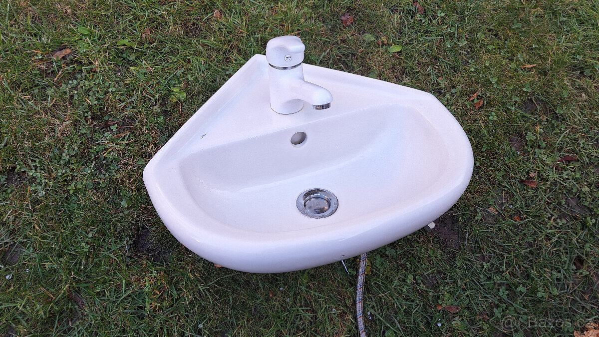 Rohové umyvadlo Jika s baterií a výpusí atd