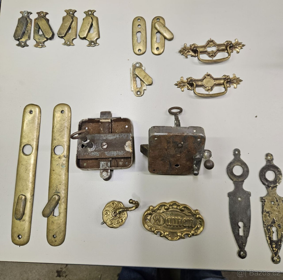 Staré mosazné štítky a zámky