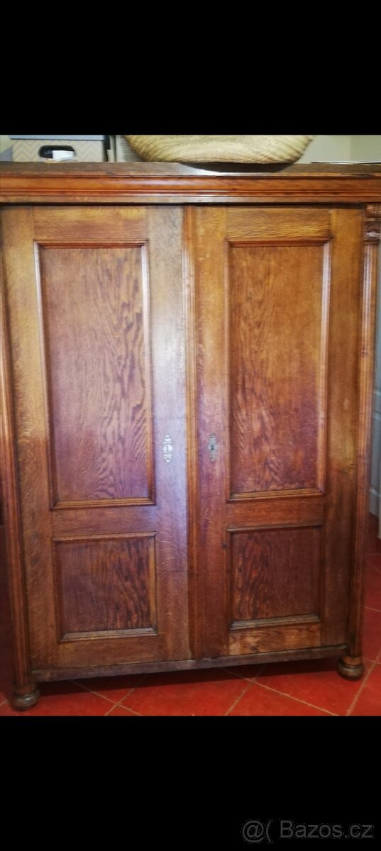 dvě starožitné skříně