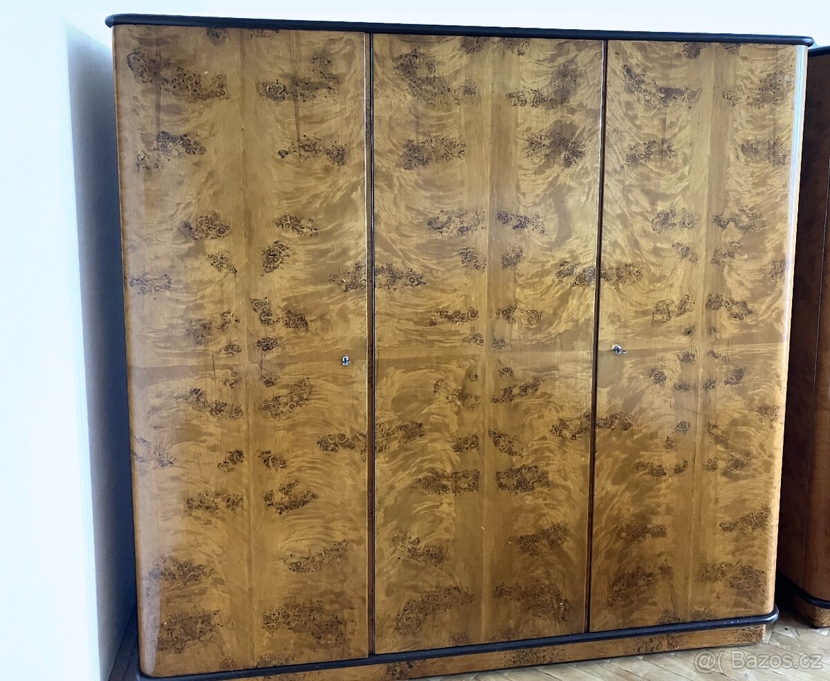 Šatní skříň trojdílná (50. léta)