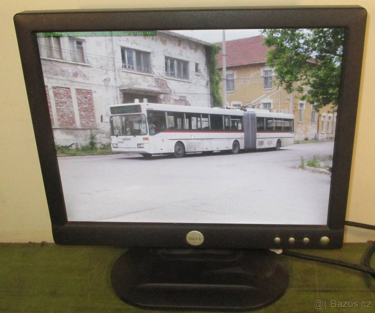 Malý LCD monitor DELL 15 palců, 4:3, 1024x768