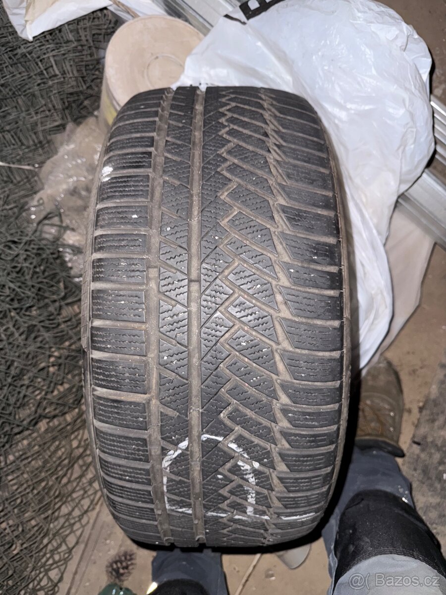 255/40 R19 zimní Continental