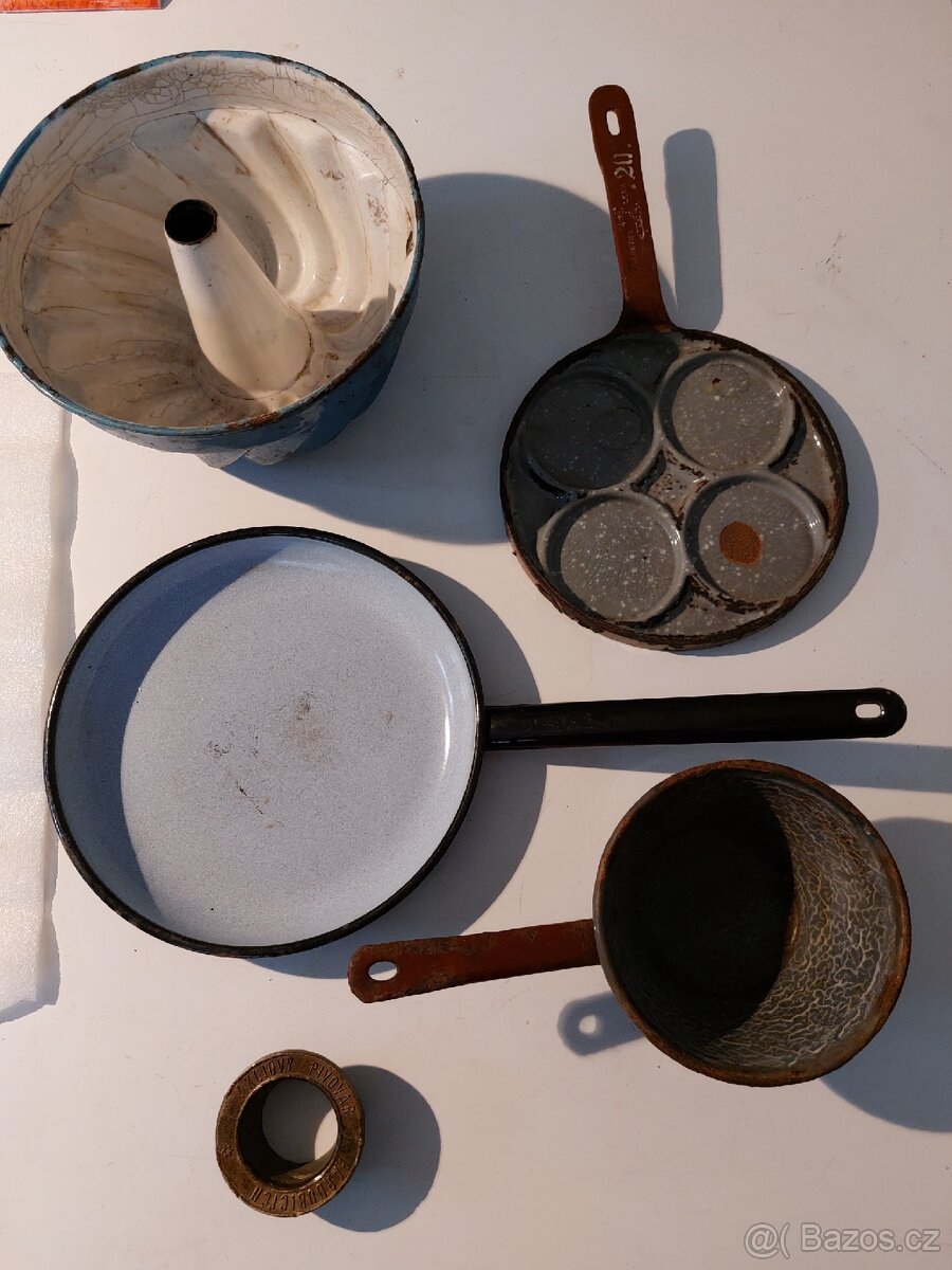 Staré nádobí a zátka.
