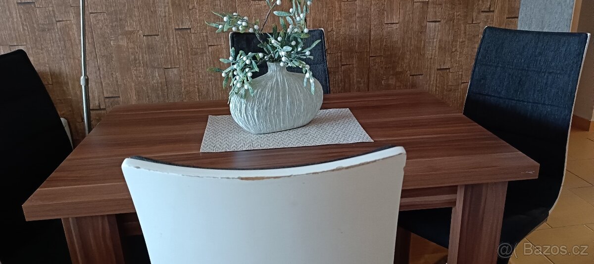 Jídelní stůl s židlemi