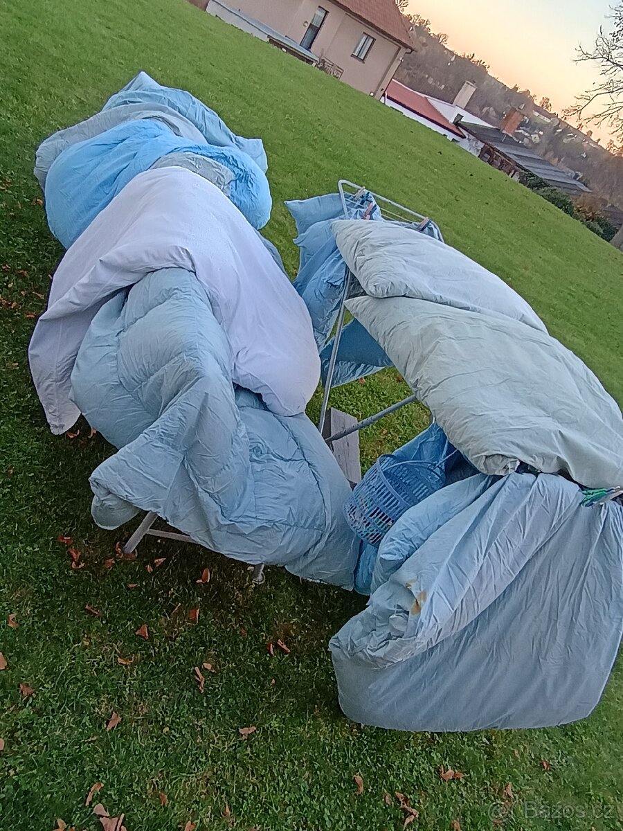 Prodej péřové peřiny a polštáře.