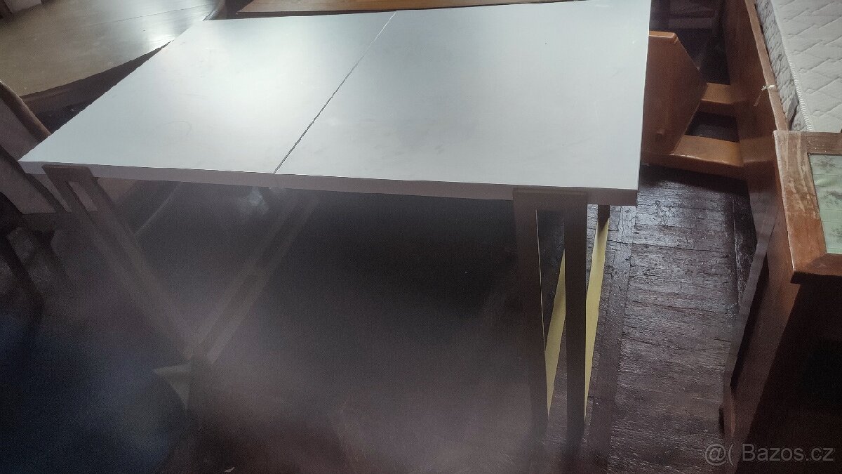 prodám jídelní stůl