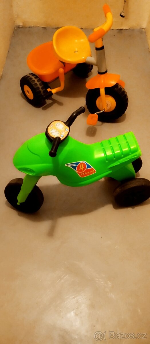Dětské odrážedlo a šlapací tříkolka