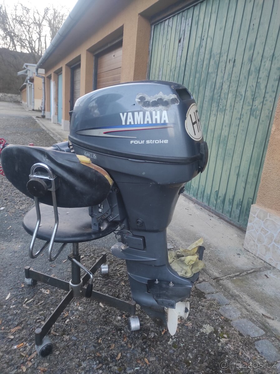 Motor na motorový člun Yamaha 8