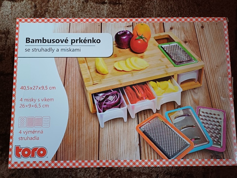 Bambusové prkénko se struhadly a miskami
