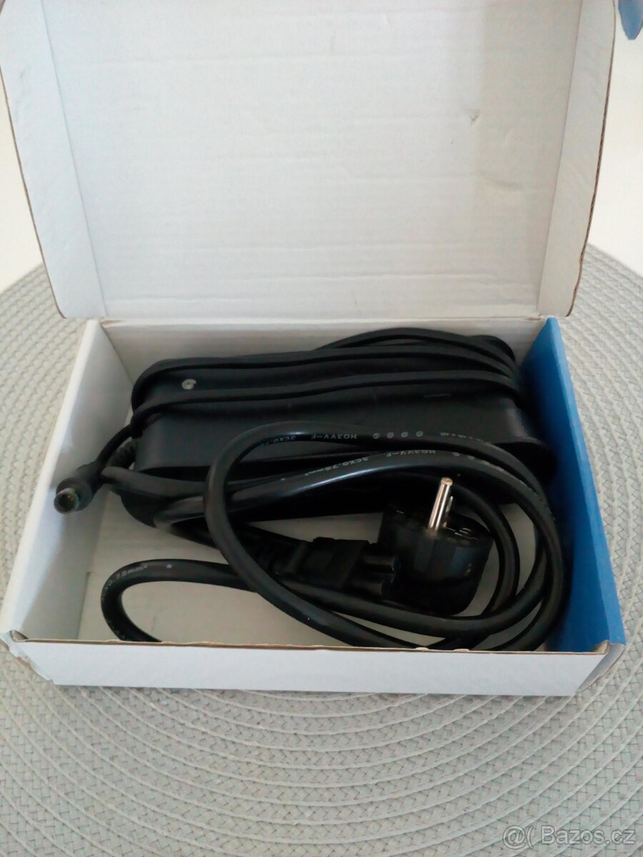Dell Latitude - napájecí adapter.
