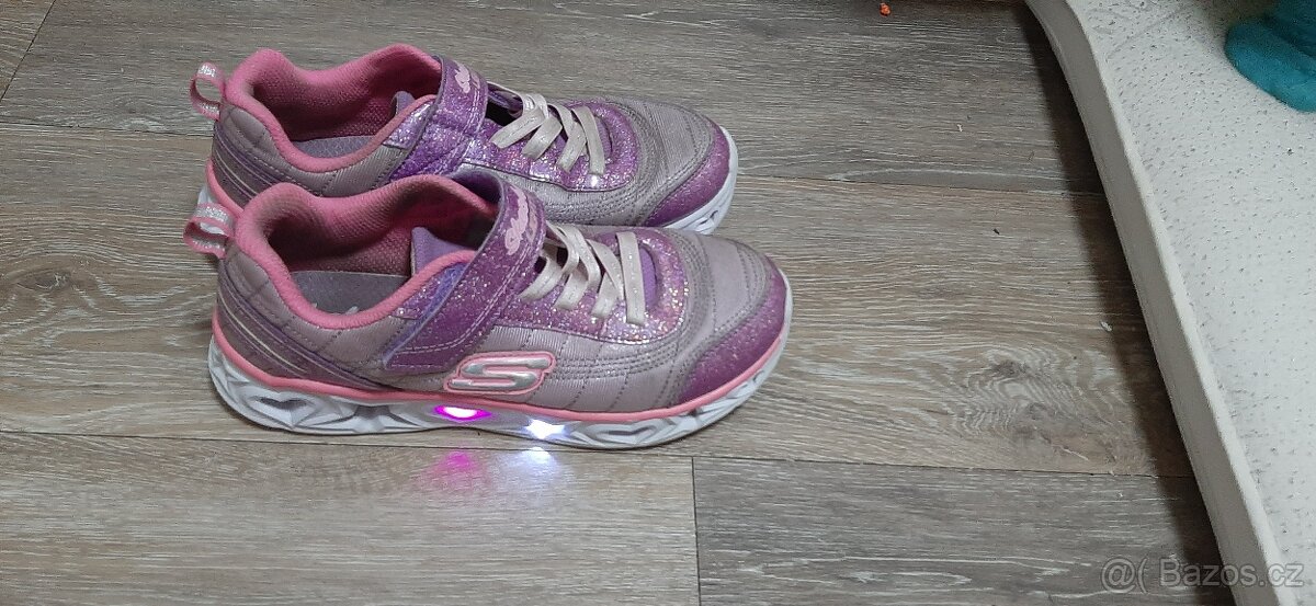 Svítící boty Skechers 36