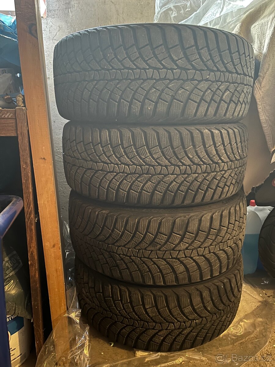 Prodám 4 zimní pneu Kumho 225/40 18 92V