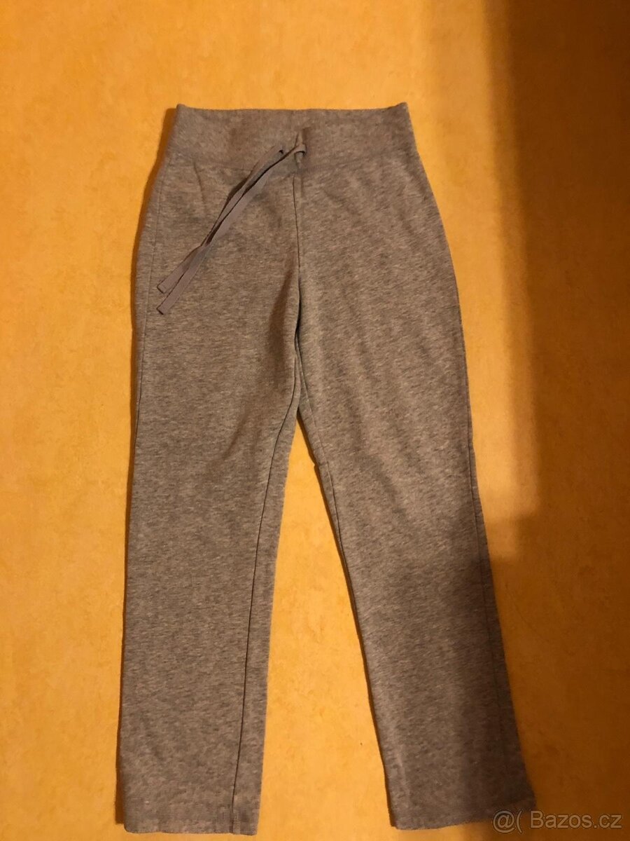 Kvalitní tepláky vel.140 Old Navy