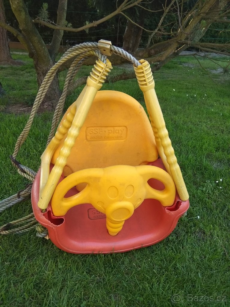 Starší plastová houpačka.