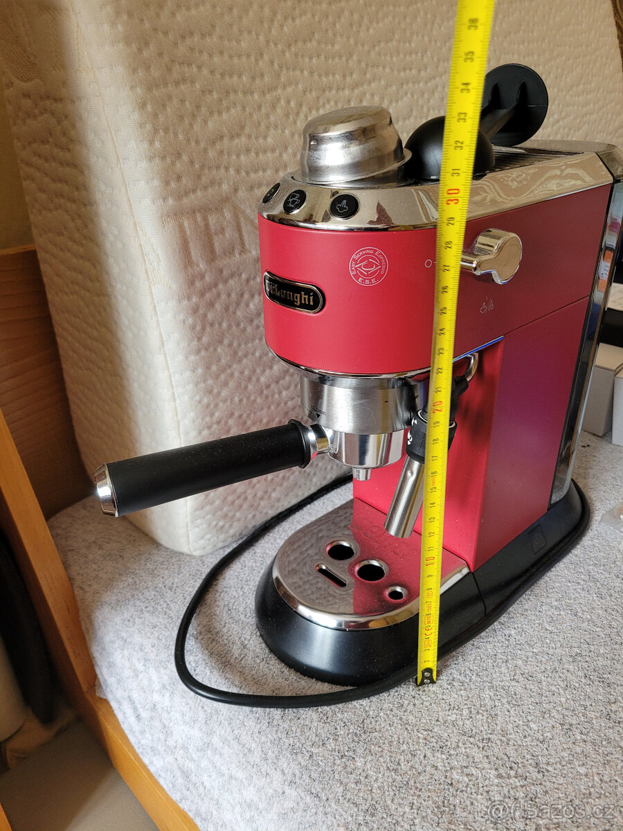 Kávovar DeLonghi EC685.R pákový