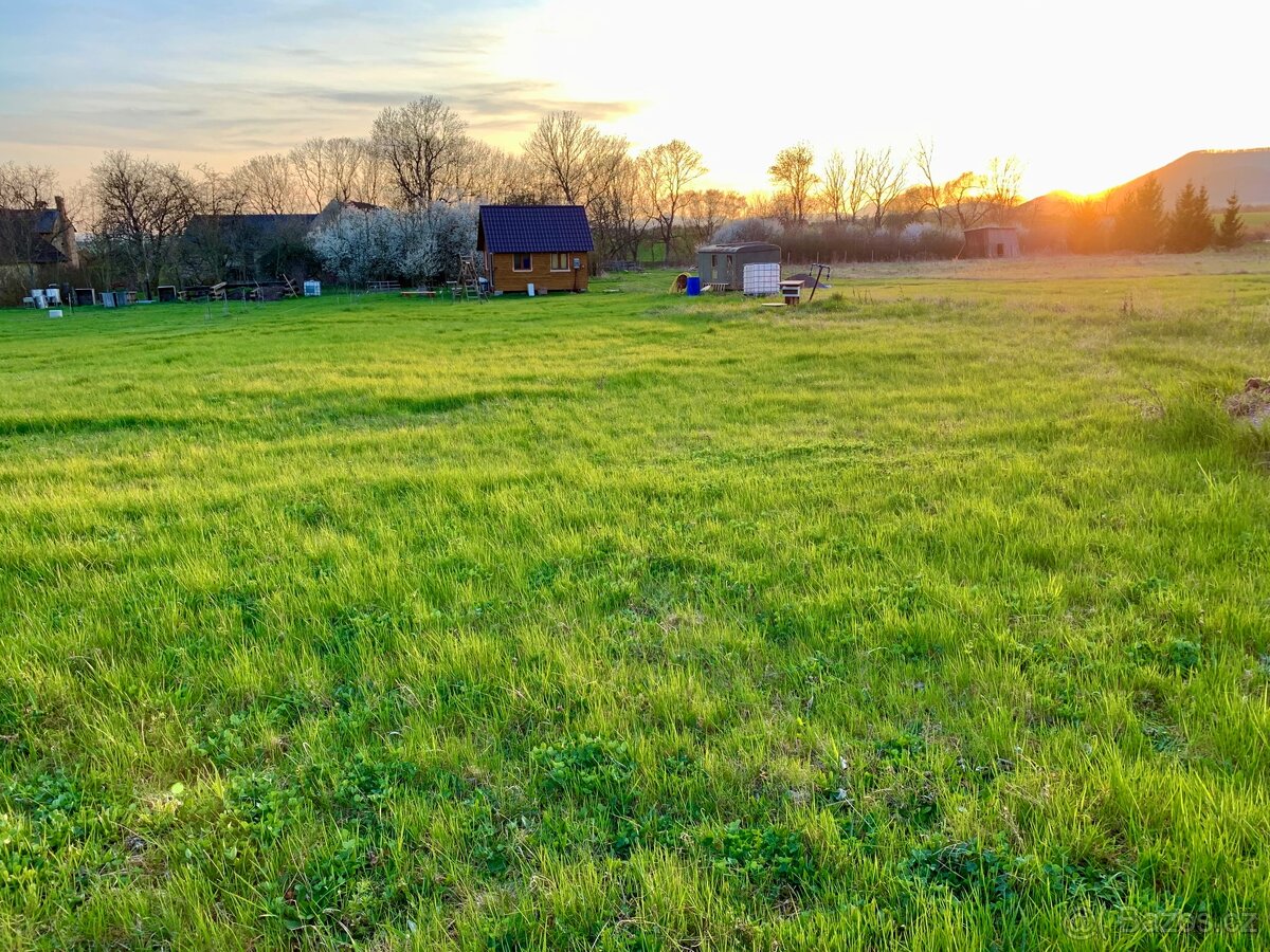 Stavební pozemek a zahrada 3021 m2