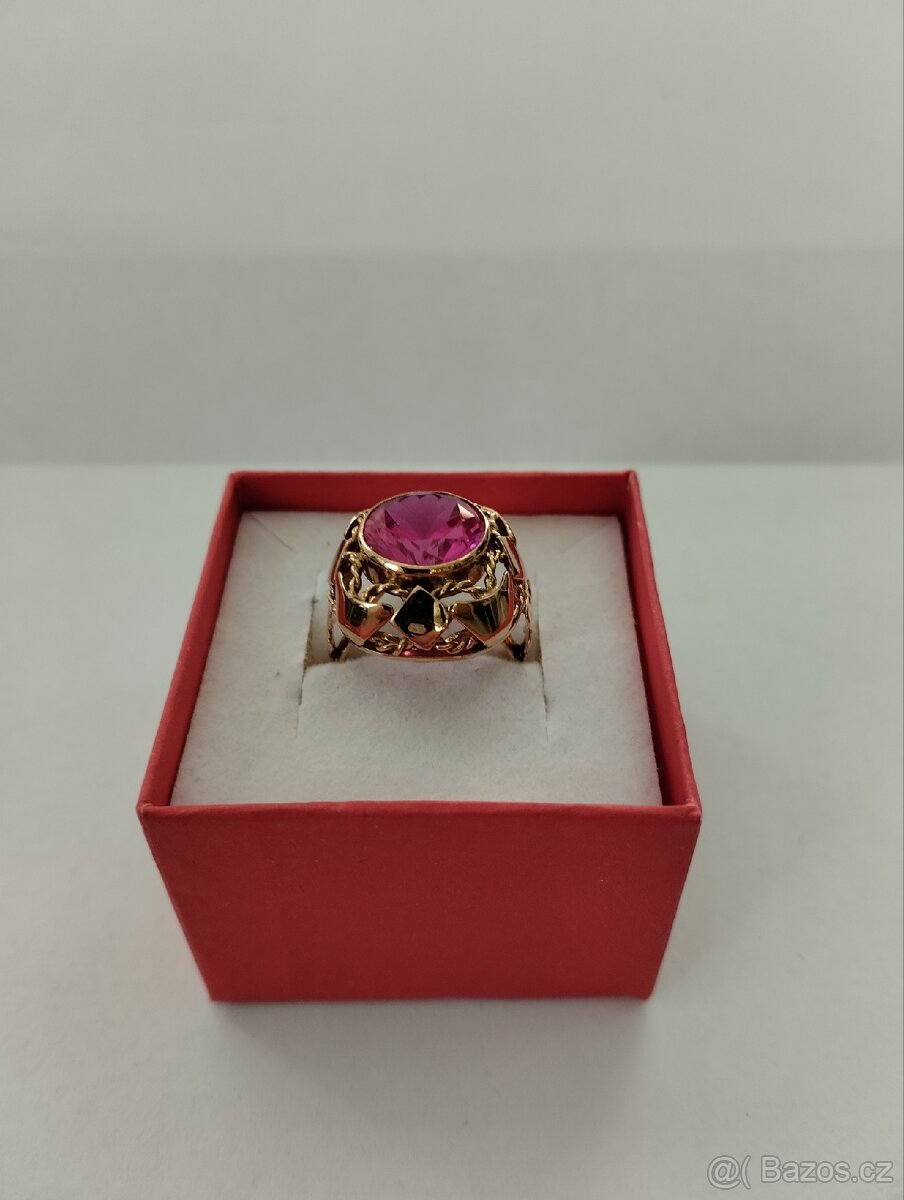 Zlatý prsten s růžovým kamenem