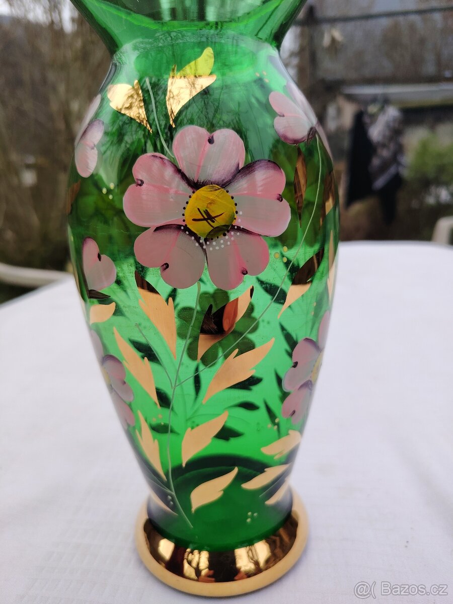 Zelená skleněná váza s květy