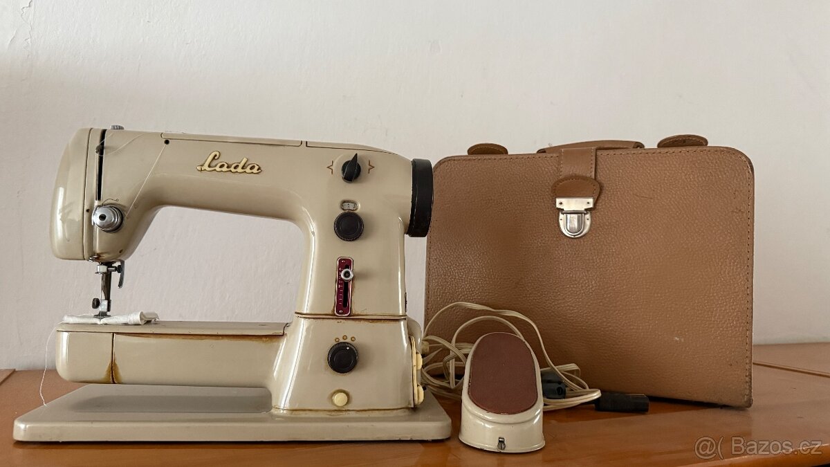 Šicí stroj Lada