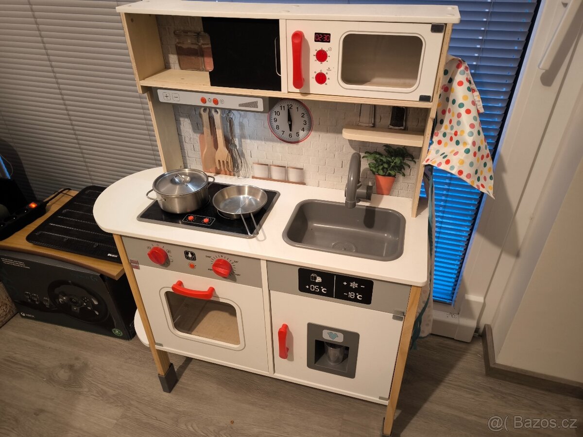 Dřevěná kuchyňka Lidl s bohatým přislušenstvím