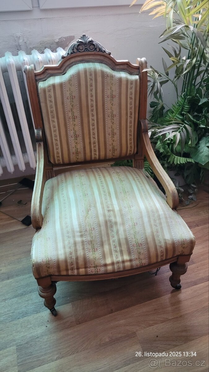 Starožitné křeslo
