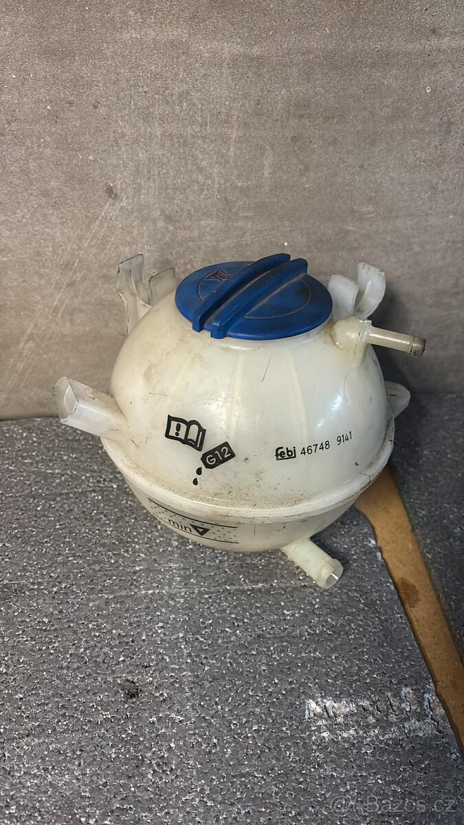 Škoda Octavia 2 - ND - NÁDOBKA NA VODU