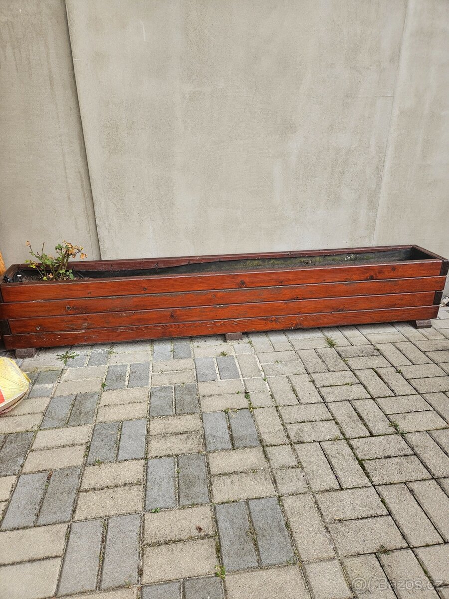 Vyvýšený záhon na bylinky, květiny.