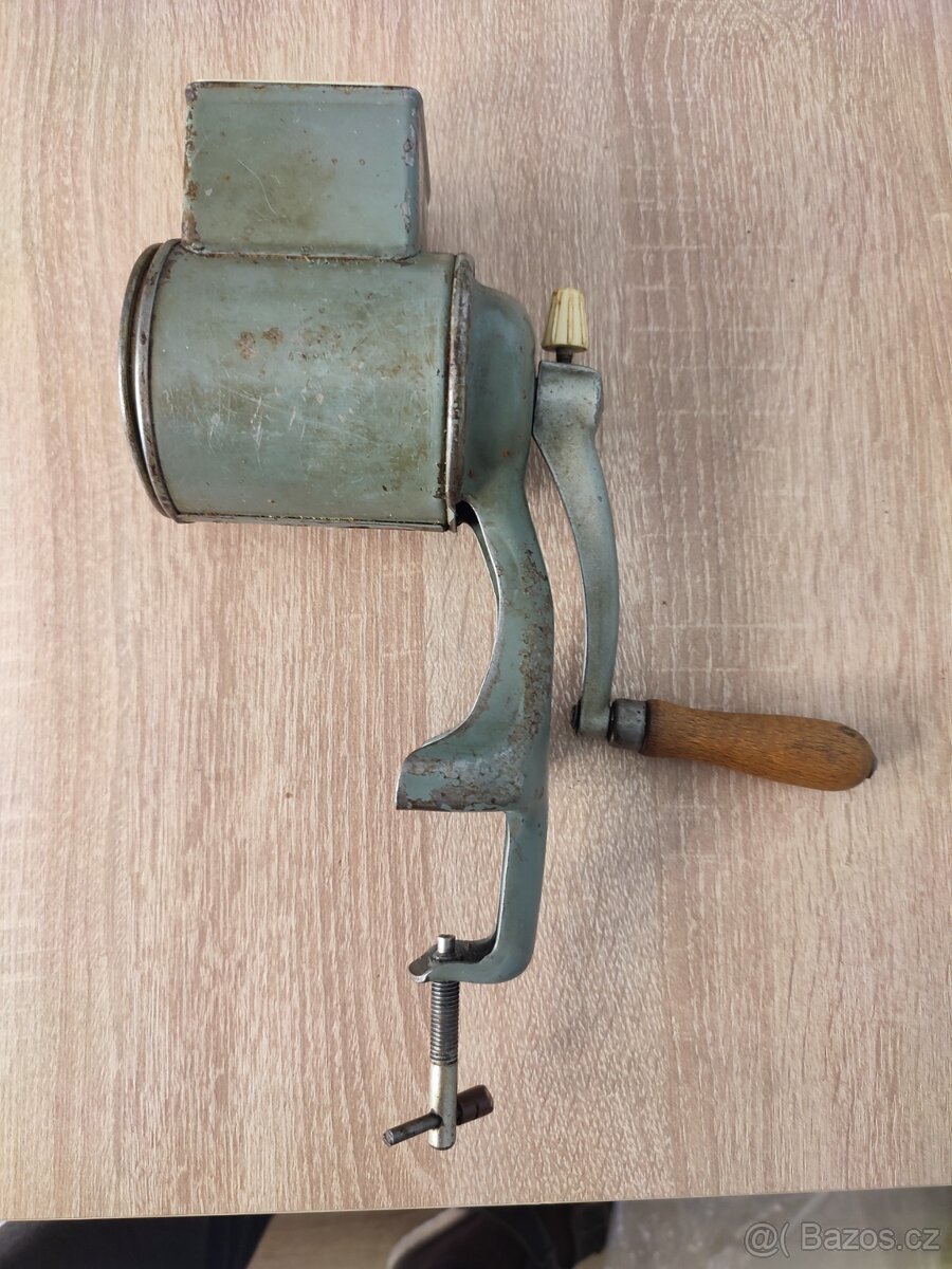 Retro mlýnek na strouhanku
