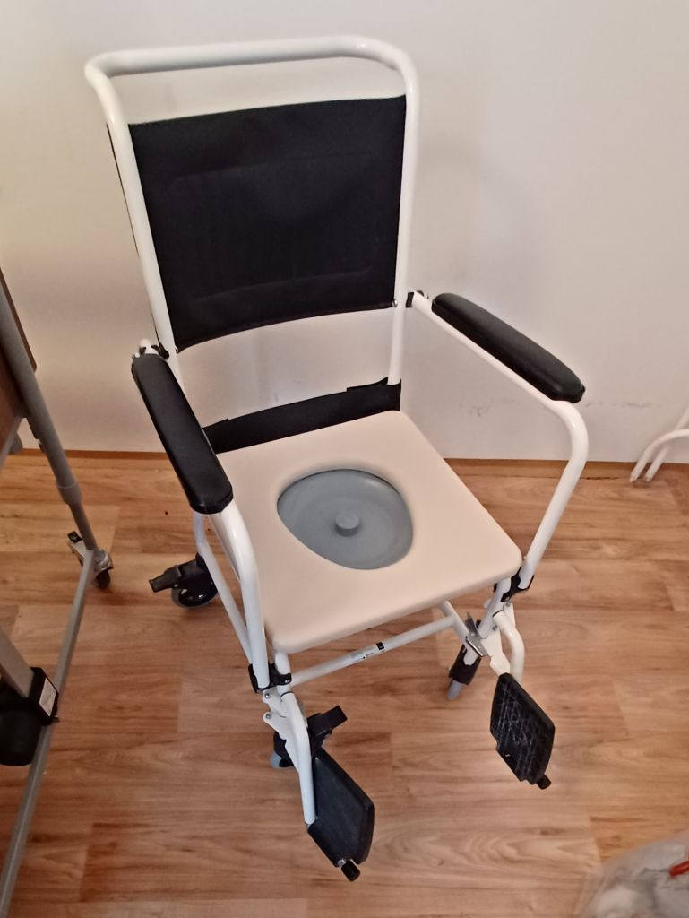 Pojízdné toaletní křeslo