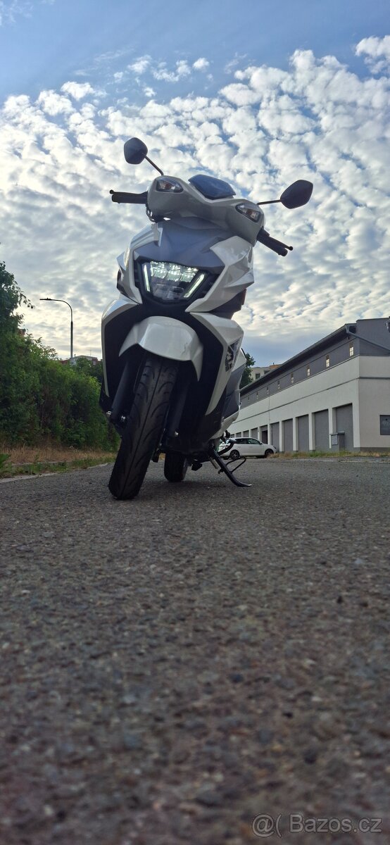 Suzuki Avenis