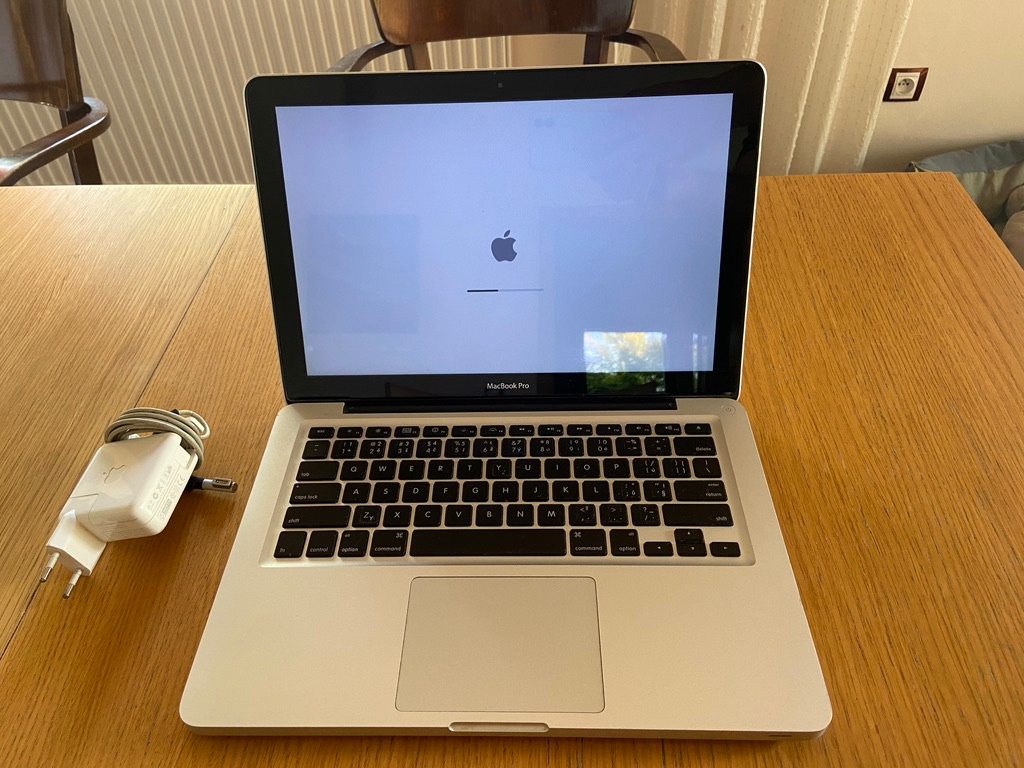 Apple MacBook Pro 13", Mid 2010 - REZERVOVÁNO