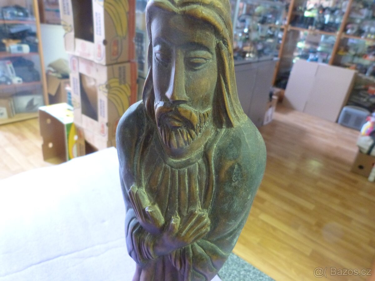 nádherná řezbovaná dřevená socha svatého