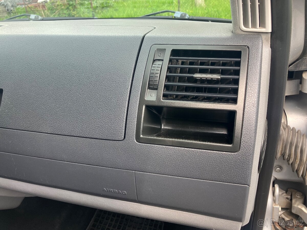 Prodám kastlík spolujezdce VW T5 caravelle, transportér