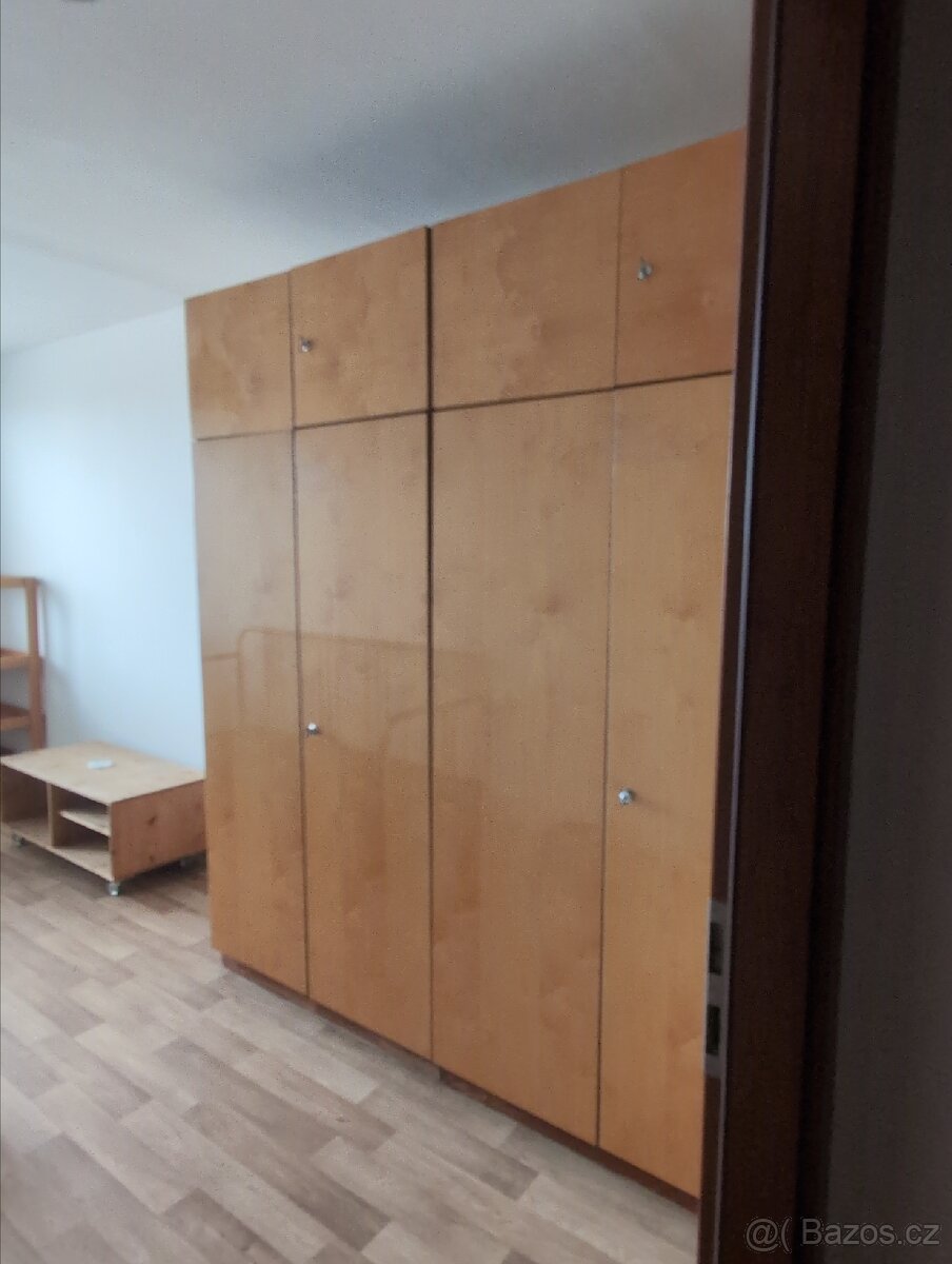 Šatní skříně, stolek pod televizi, židle
