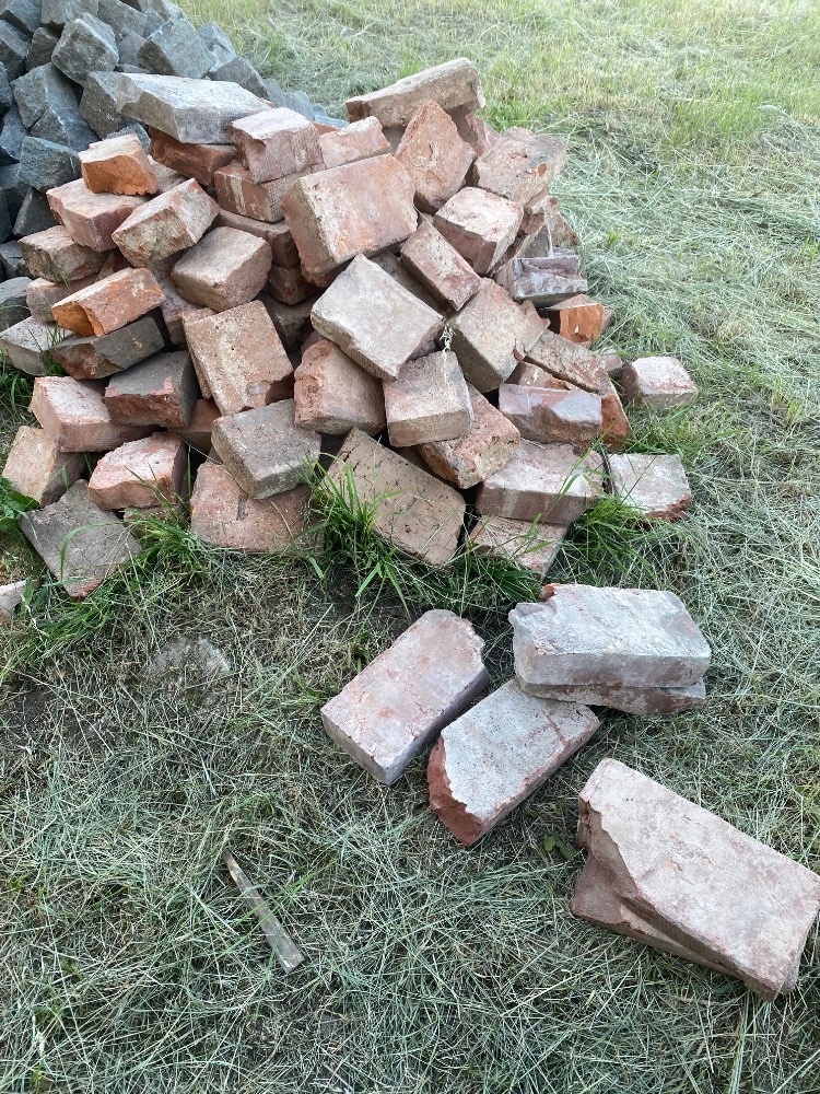 Pálený cihly, půlky, třičtvrtky - za odvoz, Jaroměř.