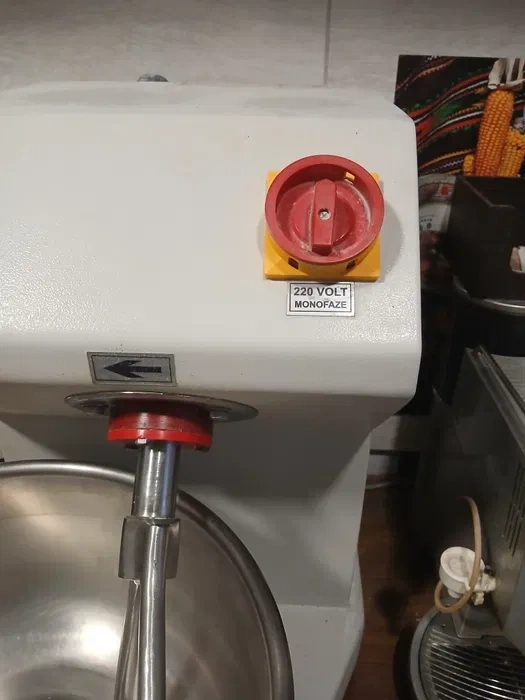 Prodám hnětač těsta v funkčním a dobrém stavu.