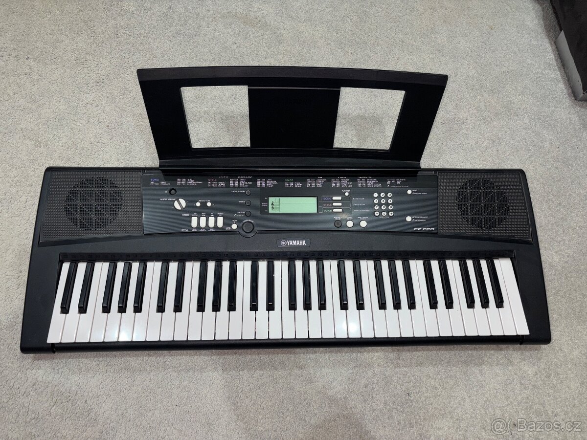 Yamaha EZ-220 – výukový keyboard s podsvícenými klávesami +