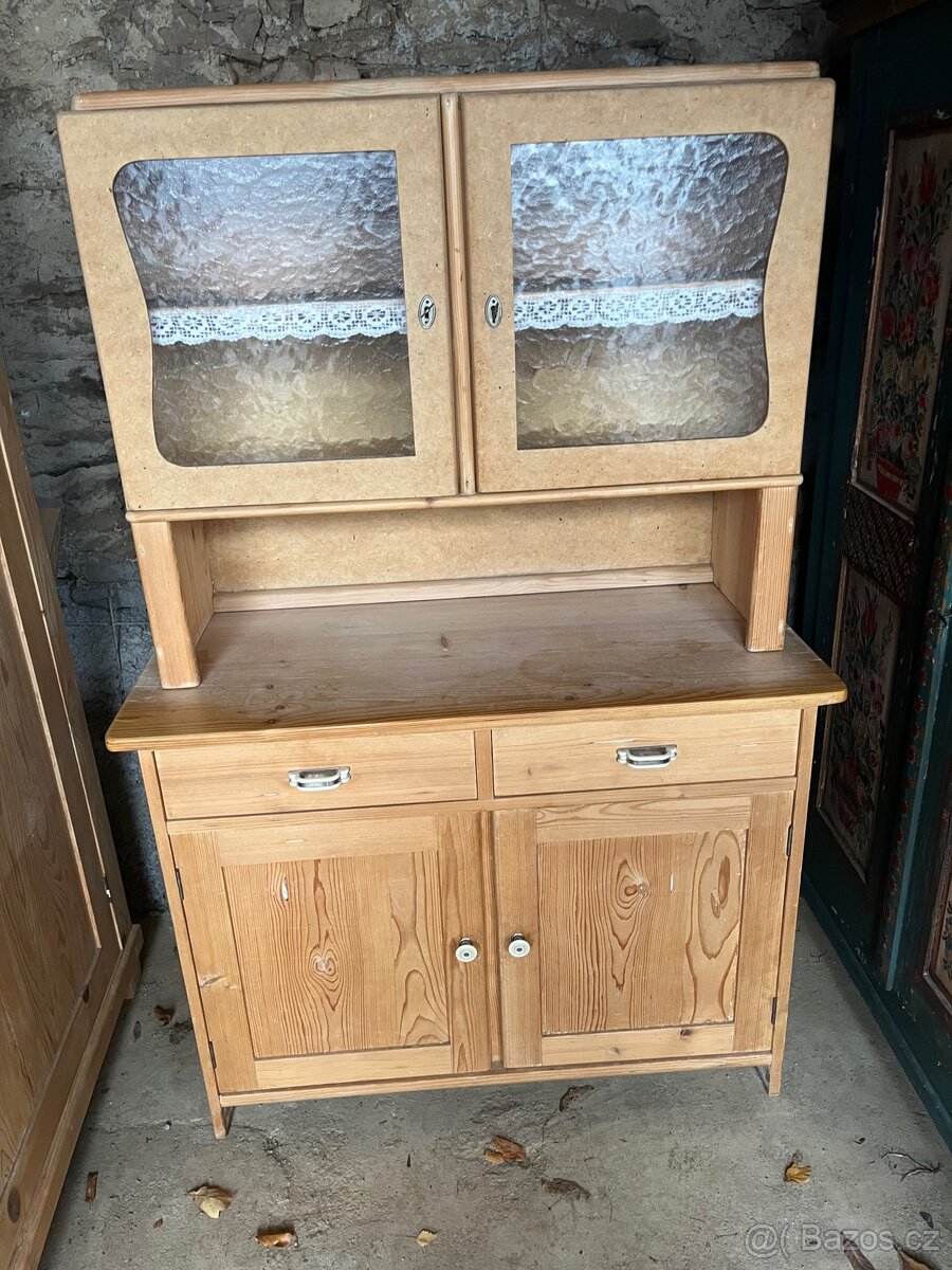 Kredenc kuchyňský starý masiv