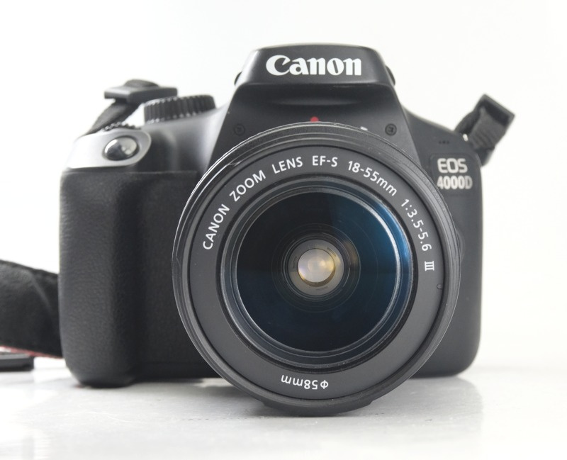 CANON EOS 4000D a objektiv 18-55 mm III -
