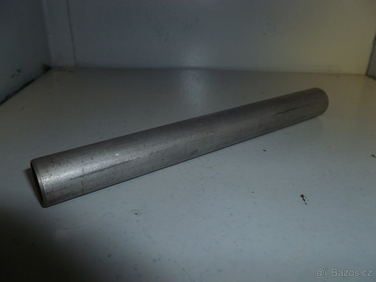 Krycí trubky zdvihacích tyček na MULTICAR 22