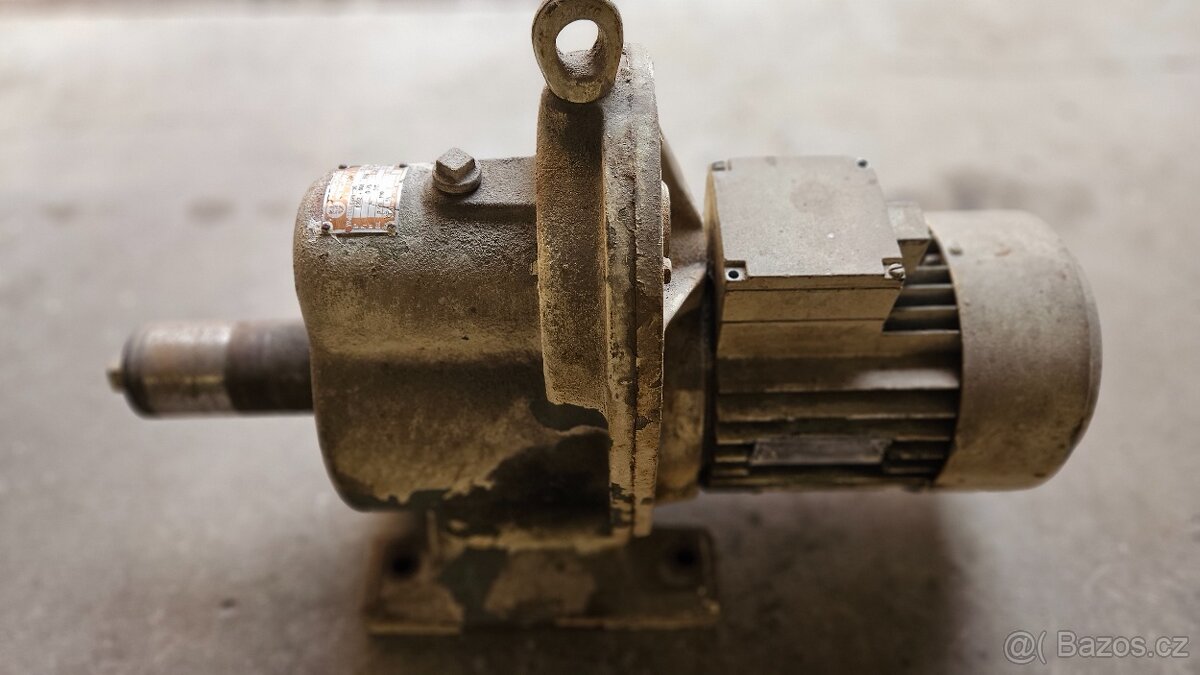 Elektromotor z převodovkou