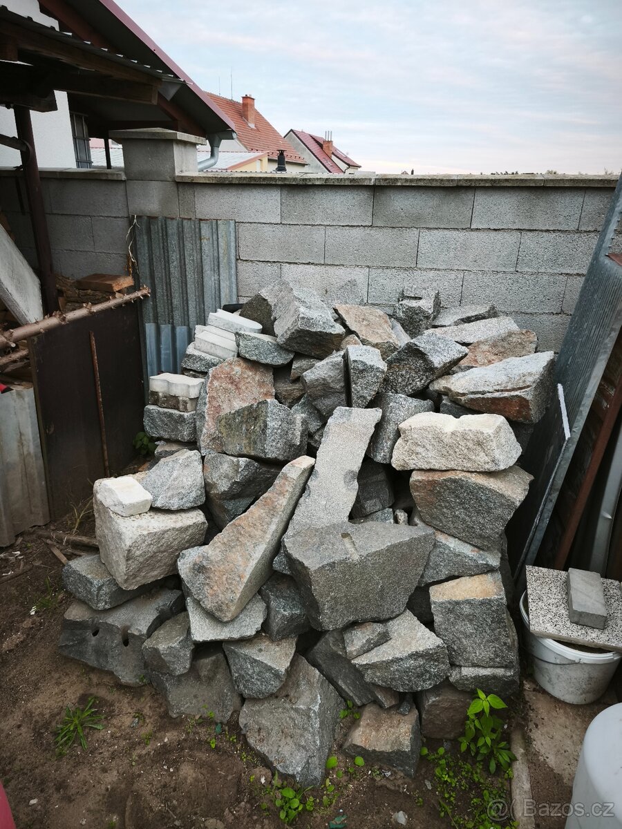 Žulový kámen k odvozu