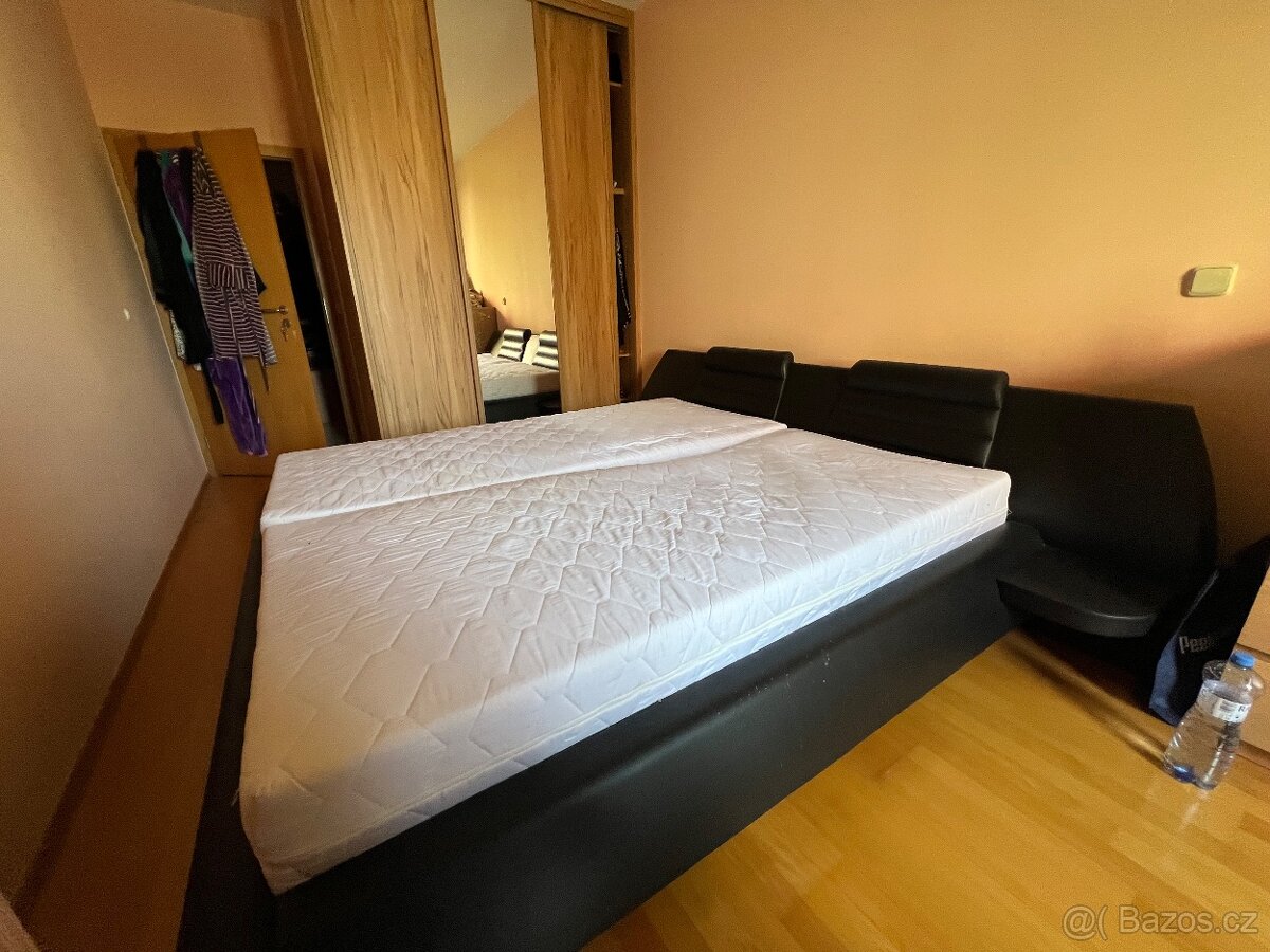 Postel se dvěma matracemi