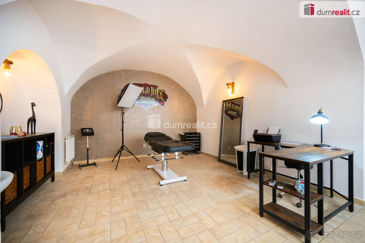 K pronájmu, vybavený tetovací salón (39 m2), centrum města Č