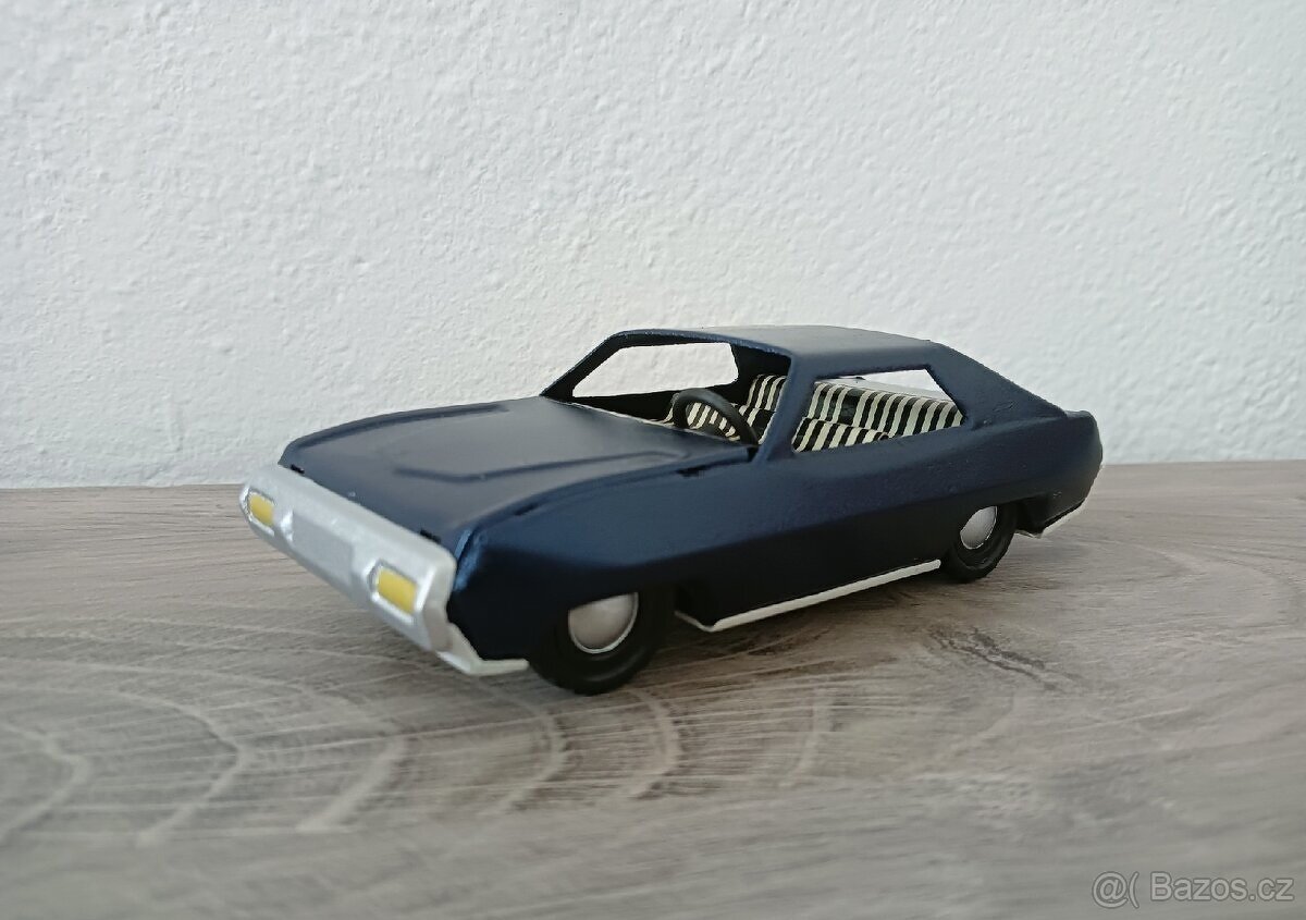 Retro hračka, plechové autíčko, setrvačník